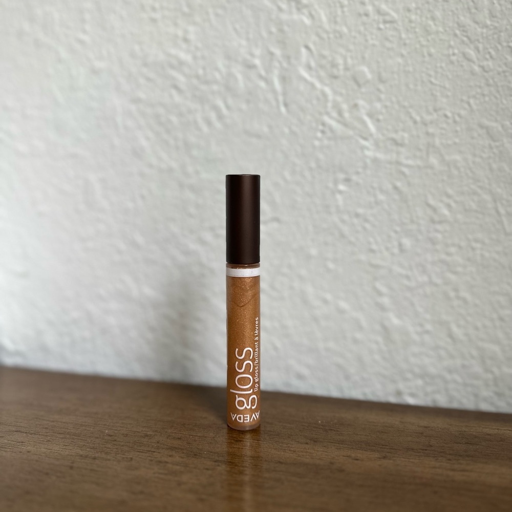 Gold lipgloss